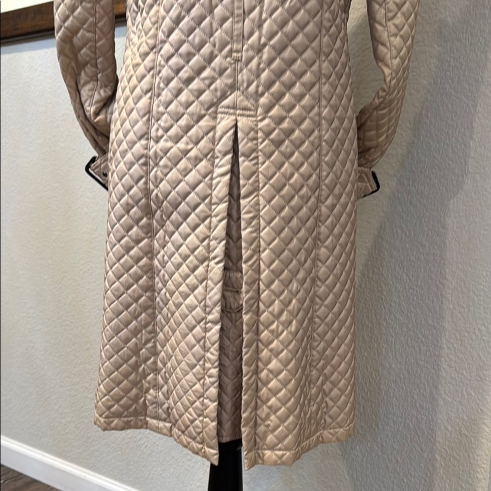 Authentic Burberry Quilted Coat with Removable Fur Collar - Picture 7 of 16